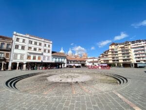 Plaza. Cuenca, Ecuador.