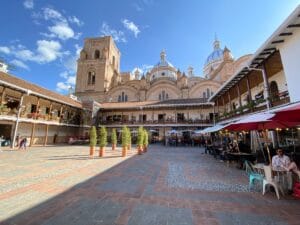 Plaza. Cuenca, Ecuador.